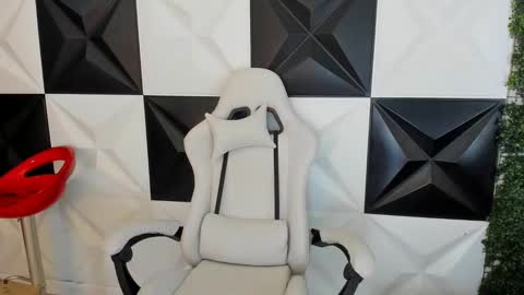 bull_cam online show from November 8, 2025, 6:40 pm