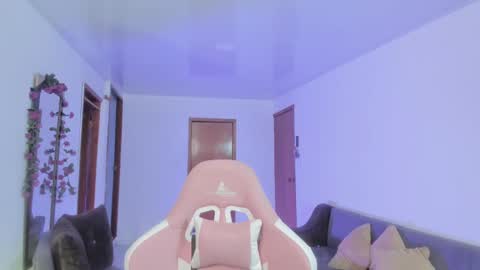 Snapshot of burbuja_cosmic chatting on March 9, 2025, 4:05 am Im Val Welcome to my room My instagram Bubble cosmic online show from March 9, 2025, 4:05 am