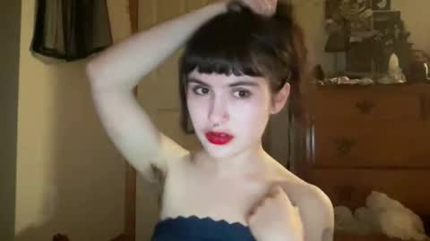 esme gray online show from March 11, 2026, 5:02 am