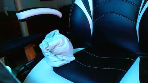 bwall1425 online show from December 23, 2024, 2:02 am