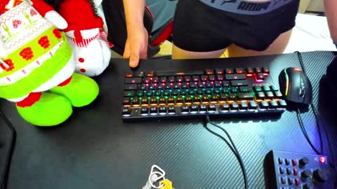 calihotcaliente27 online show from December 25, 2024, 9:33 pm