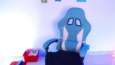 callmebluee online show from April 16, 2026, 1:06 am