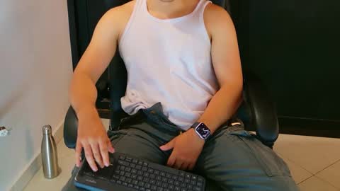 Snapshot of camara110 chatting on January 24, 2025, 12:52 am camara110 online show from January 24, 2025, 12:52 am