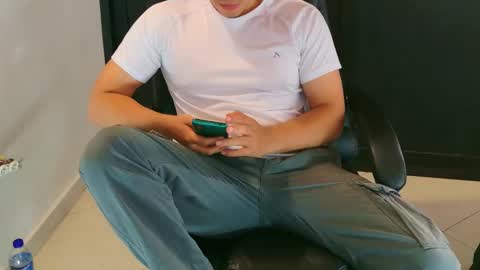 Snapshot of camara110 chatting on January 27, 2025, 2:42 am camara110 online show from January 27, 2025, 2:42 am