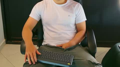 Snapshot of camara110 chatting on January 27, 2025, 5:37 pm camara110 online show from January 27, 2025, 5:37 pm