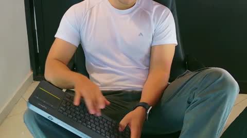 Snapshot of camara110 chatting on January 28, 2025, 12:26 am camara110 online show from January 28, 2025, 12:26 am