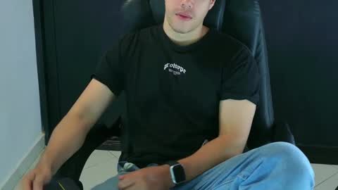 Snapshot of camara110 chatting on January 30, 2025, 2:16 am camara110 online show from January 30, 2025, 2:16 am