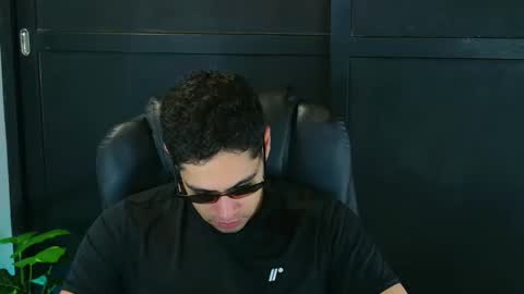 Snapshot of camara110 chatting on February 16, 2025, 6:43 pm camara110 online show from February 16, 2025, 6:43 pm