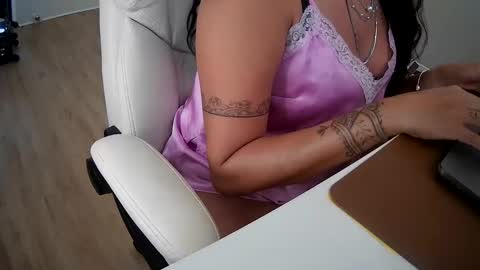 Snapshot of camerongibson chatting on January 19, 2025, 3:39 am Cammie Cameron online show from January 19, 2025, 3:39 am