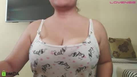 Snapshot of camiilahotxxx chatting on February 20, 2026, 12:40 am Camila online show from February 20, 2026, 12:40 am