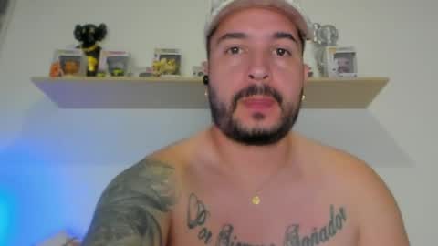 camilo_restrepo21 online show from April 5, 2026, 11:35 pm