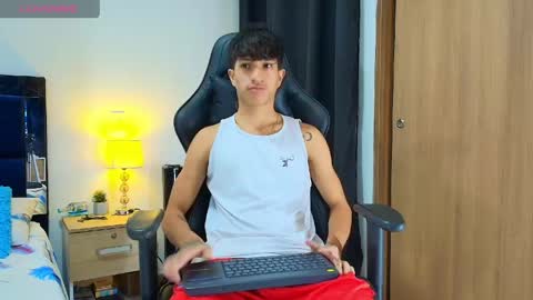 Snapshot of camilobass_ chatting on May 12, 2026, 1:03 am Camilo Bass online show from May 12, 2026, 1:03 am
