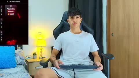 Snapshot of camilobass_ chatting on May 24, 2026, 8:14 pm Camilo Bass online show from May 24, 2026, 8:14 pm