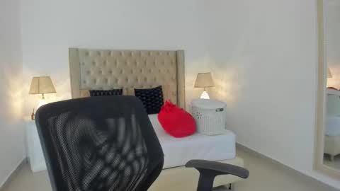 Candie  online show from November 23, 2025, 11:21 am