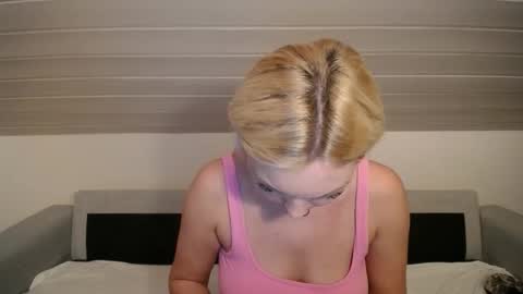 Snapshot of candycathc chatting on December 14, 2025, 5:40 pm candycathc online show from December 14, 2025, 5:40 pm