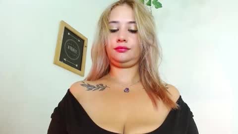 Carla online show from September 12, 2025, 11:43 am