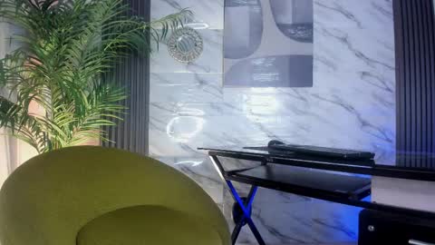 Snapshot of carla_parissii chatting on February 13, 2025, 5:11 pm Carla online show from February 13, 2025, 5:11 pm