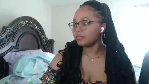 Snapshot of carmellovekisses chatting on October 16, 2025, 8:43 pm CARAMEL xoxo online show from October 16, 2025, 8:43 pm