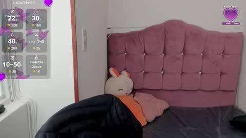 caroline_rodriguez_9 online show from October 29, 2025, 7:04 pm