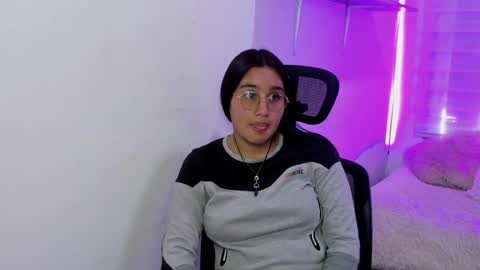 caroline_rodriguez_9 online show from January 17, 2026, 7:28 pm