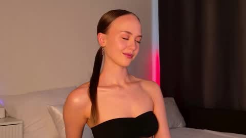 Caroline Porton online show from April 15, 2026, 2:35 pm