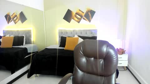 catti_brie_ online show from November 26, 2025, 12:06 pm