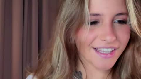 Lina  online show from April 15, 2026, 7:58 pm