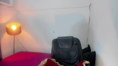 Snapshot of chantal_fuck chatting on May 18, 2026, 11:32 pm chantal_fuck online show from May 18, 2026, 11:32 pm