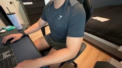 charliekkw online show from July 21, 2026, 5:04 pm