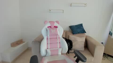    online show from September 19, 2025, 8:09 pm