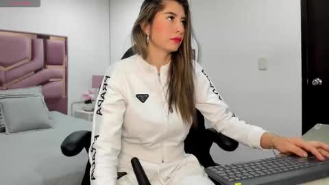 Snapshot of charlote_horny chatting on October 15, 2025, 11:32 am Charlote online show from October 15, 2025, 11:32 am