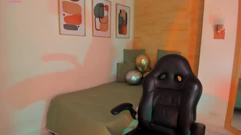 charlotte  grey online show from December 15, 2025, 1:37 pm