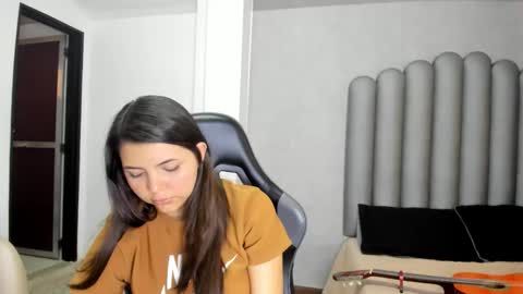 charlottee_starr online show from January 8, 2026, 8:44 pm