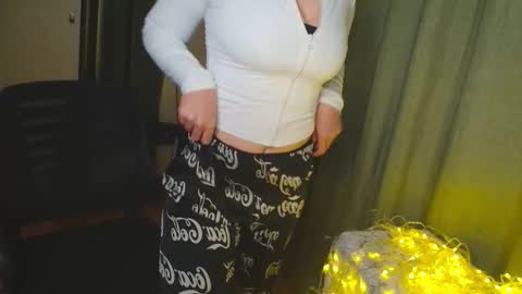 Snapshot of charlottewip chatting on September 16, 2025, 8:32 pm Kira online show from September 16, 2025, 8:32 pm