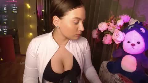 Snapshot of charlottewip chatting on September 25, 2025, 8:23 pm Kira online show from September 25, 2025, 8:23 pm