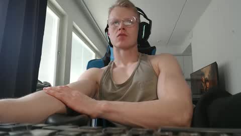 Snapshot of chestbrahhhhhh chatting on May 3, 2026, 12:44 pm chestbrahhhhhh online show from May 3, 2026, 12:44 pm