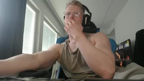 Snapshot of chestbrahhhhhh chatting on May 18, 2026, 1:28 pm chestbrahhhhhh online show from May 18, 2026, 1:28 pm
