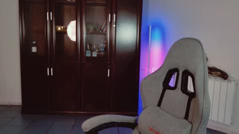 Bella online show from December 18, 2025, 9:04 am