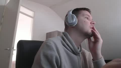 chillzonecam online show from December 20, 2025, 11:50 am