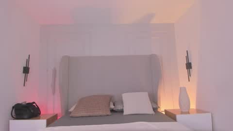 Chloe online show from December 5, 2025, 11:30 am