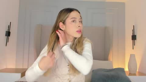 Snapshot of chloe_dee_ chatting on April 17, 2026, 12:19 pm Chloe online show from April 17, 2026, 12:19 pm