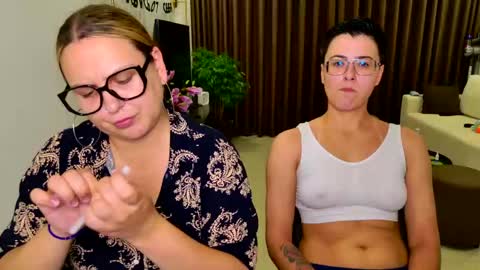 Eva and Sandra online show from May 9, 2026, 6:35 pm