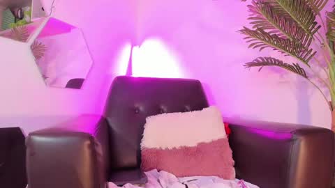 Snapshot of chloee_adams_ chatting on February 19, 2025, 12:03 am Chloe online show from February 19, 2025, 12:03 am