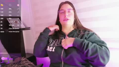 chloee_as_ online show from May 26, 2026, 11:01 pm
