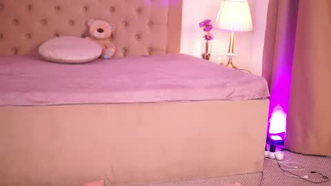 Chlo online show from November 15, 2025, 4:43 am