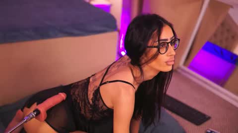 Chlo online show from December 18, 2025, 6:41 am