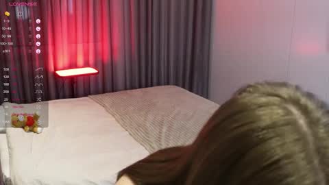 Chloe online show from December 22, 2025, 6:27 pm