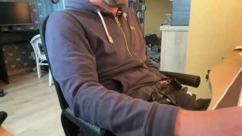 chris13abcd online show from November 20, 2025, 2:28 pm