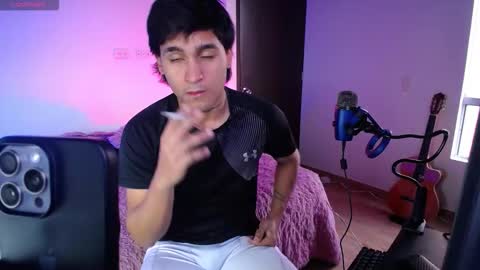 Snapshot of chriss_wg_ chatting on October 28, 2025, 9:39 pm Christian Wang online show from October 28, 2025, 9:39 pm