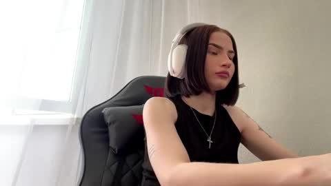 christelgabisi online show from May 24, 2026, 12:21 pm